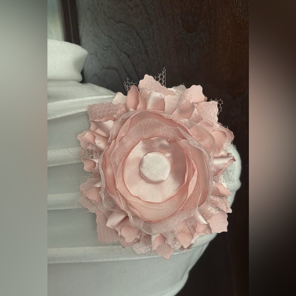 Elegant Pesch Floral Brooch